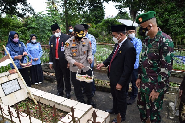 Kapolres Kuansing Ziarah dan Tabur Bunga di Makam Pahlawan