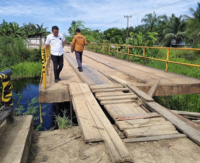 Pemkab Rohil Lakukan Penanganan Darurat Runtuhnya Abutment Jembatan Jalan Penghulu Annas Makmun Bangko Pusako