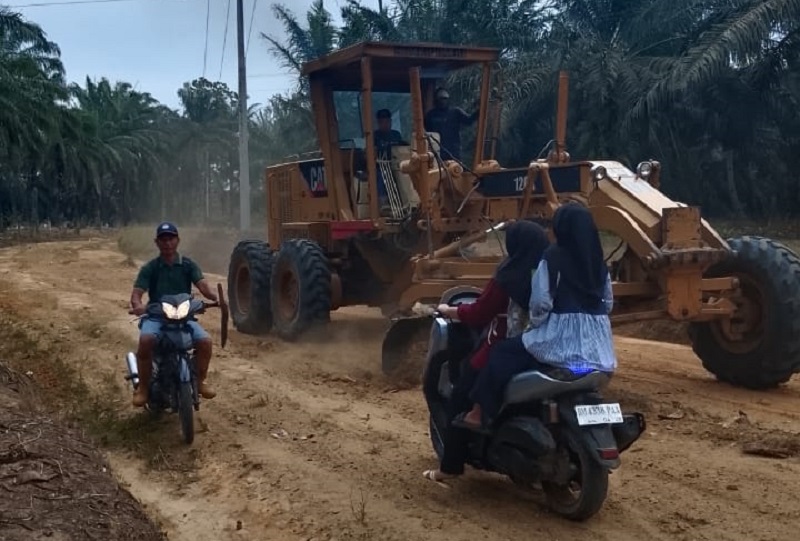 Tunaikan Janji Kampanye, Bupati Bistamam Turunkan Alat Berat ke Desa Bakti Makmur untuk Perbaikan Jalan