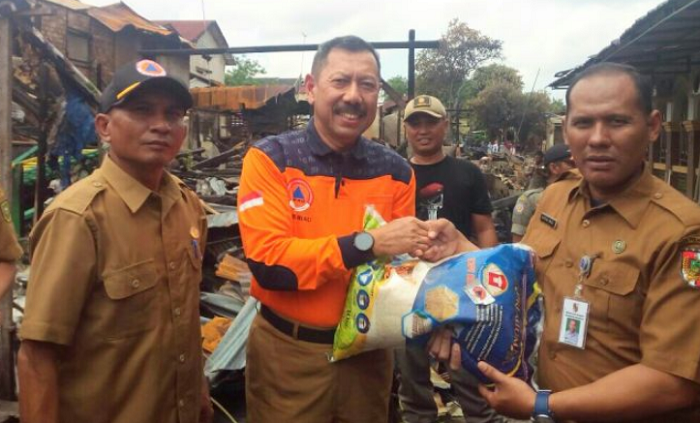 BPBD Riau Serahkan Bantuan Sembako Bagi Korban Kebakaran di Jalan Perdagangan Pekanbaru
