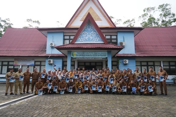 58 PPPK Di Dinas Kominfo Kuansing Terima SPMT Dari Kadis Kominfo Kuansing