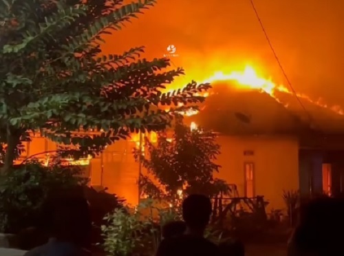 Api dari Dapur Rumah Makan Membesar, Hanguskan Dapur dan Rumah Warga
