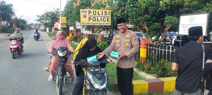 Polsek Kuantan Mudik Berbagi Takjil Bersama Bhayangkari dan Komunitas Diesel Brotherhood