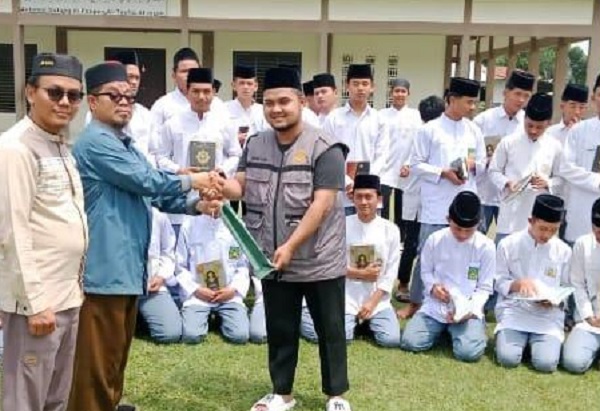 Ponpes Attaufiq Pertapahan Terima Wakaf  Alquran