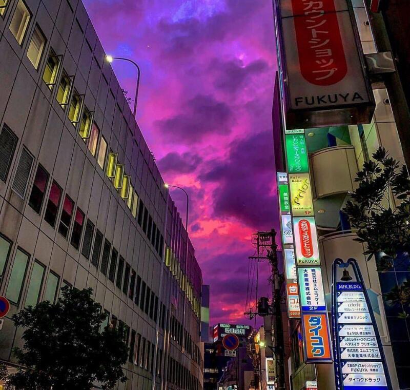 Sebelum Topan Datang, Tiba-tiba Langit Berubah Berwarna Pink 