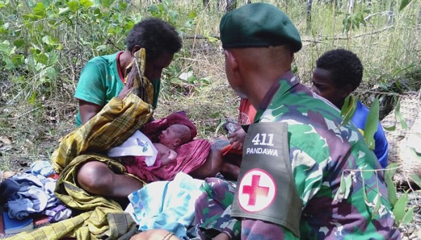 Jauh di Tengah Rimba Papua, Personel TNI Ini Berjuang Bantu Seorang  Ibu Melahirkan Bayi