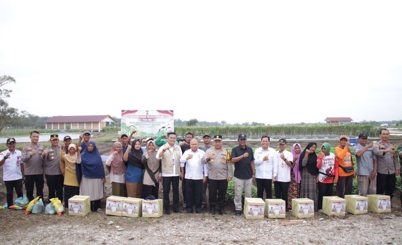 Polresta Pekanbaru Lakukan Penanaman Bibit Jagung di Sicantig