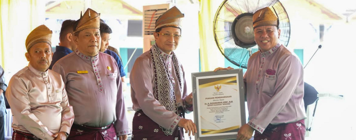 Bupati Kuansing Terima Dua Penghargaan Menteri Agama
