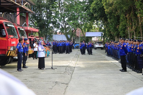 Wakil Bupati Kampar Serahkan Sertifikat Pendidikan dan Pelatihan Dasar Pemadam Kebakaran