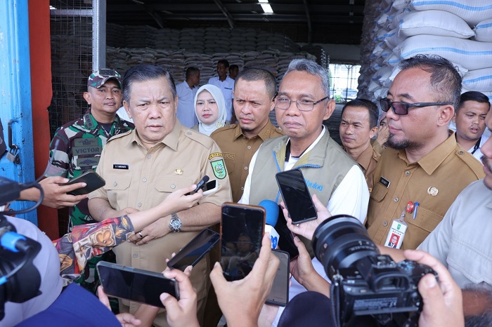 Plt. Gubernur Riau Lepas Penyaluran Bantuan Pangan Provinsi Riau