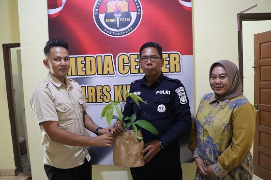 Kapolres Kuansing Berikan Bibit Pohon Kepada Personel yang Berulang Tahun Sebagai Bentuk Apresiasi dan Kepedulian Lingkungan