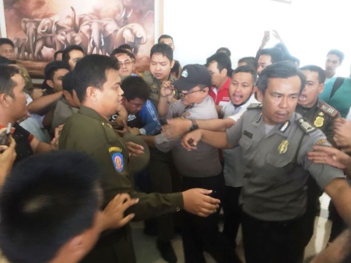 MAMPUS...Pelaku Curanmor Nyaris Berjumpa Malaikat Maut Usai Dihajar Massa di Kantor Gubernur Riau