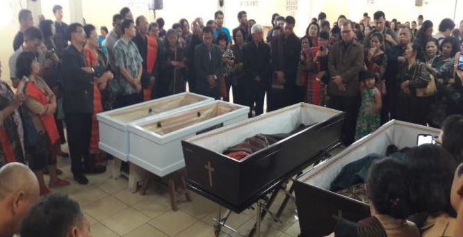 Satu Keluarga Koban Pembunuhan Keji di Bekasi Dimakamkan di Samosir
