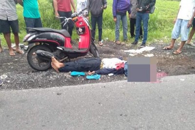NGERI...Gagal Menyalip, Pengendara Motor Terjatuh dan Tewas, Kepalanya Pecah Dilindas Truk