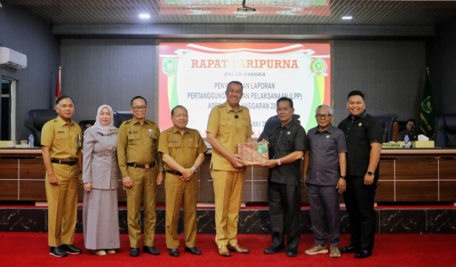 Wabup Muzamil Serahkan Ranperda LPP APBD 2024 kepada DPRD
