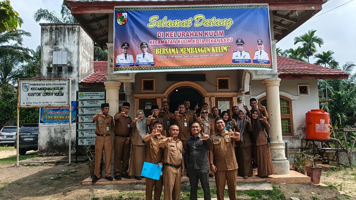 Pastikan Warga Terlayani dengan Baik, Camat Kulim Cek Pelayanan di  Kantor Lurah Kulim
