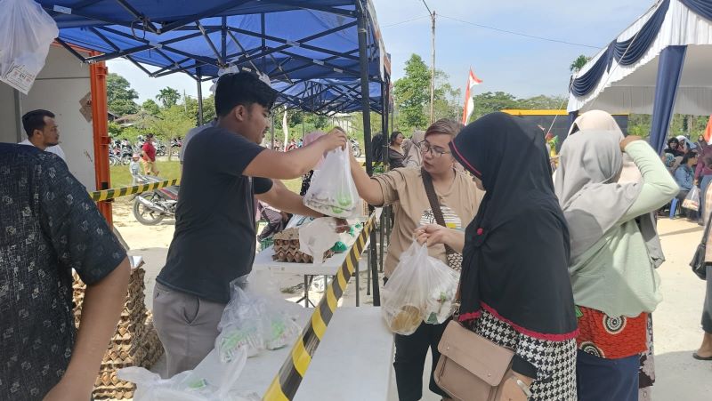 Warga Tumpah Ruah Belanja Pangan Murah di Payung Sekaki, 7,5 Ton Pangan Ludes...