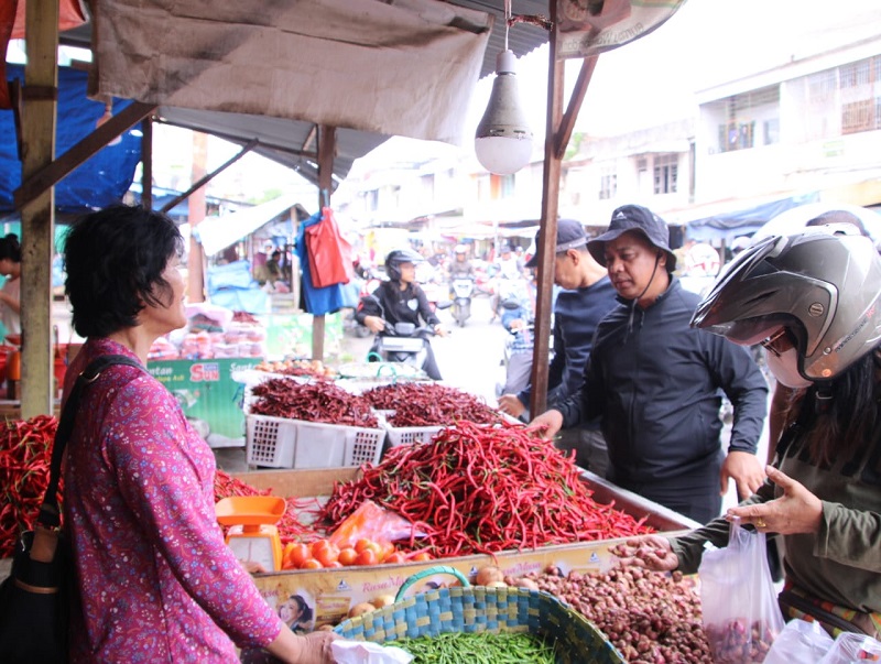 Kepala DKP Monitoring Harga Komoditas Pangan di Pasar Agussalim, Harga Cabai Mulai Turun