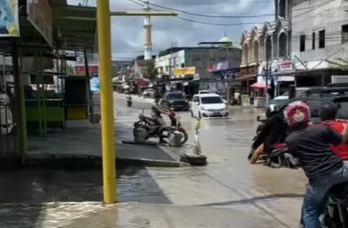 Hujannya Sudah Reda Sehari, Jalan Sigunggung Pekanbaru Masih Tergenang Air,  Netizen Komen Pedas...