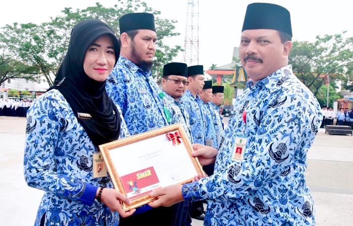 Sempena HUT Korpri dan PGRI, Pemkab Inhil Berikan Penghargaan Kepada 10 ASN 