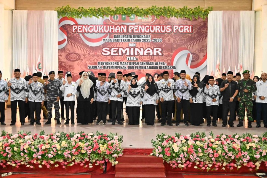Bupati Kasmarni Minta PGRI Perkuat Peran Guru Sebagai Ujung Tombak Kemajuan Bangsa