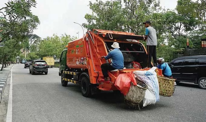 Pengangkutan Sampah di Jalan Protokol dan Badan Usaha Tanggung Jawab DLHK