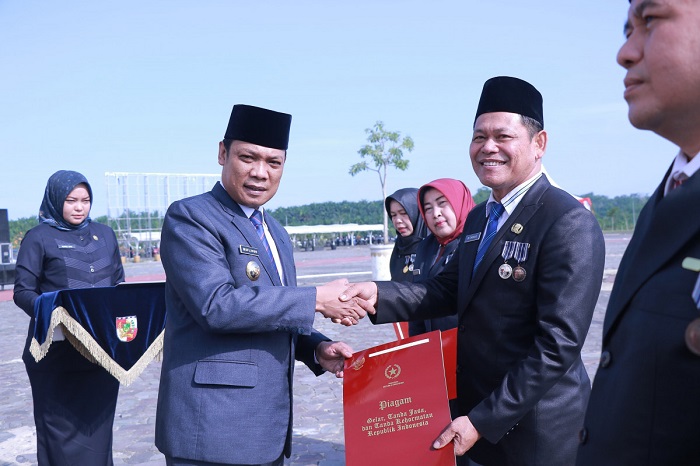 446 PNS  Pemko Terima Tanda Jasa Satyalancana Karya Satya
