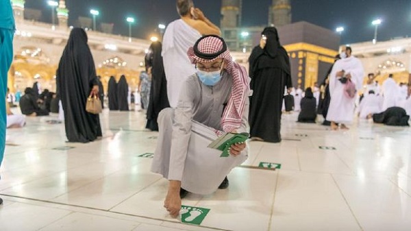 Masjidil Haram Kembali Berkapasitas Penuh, Stiker Jaga Jarak Dicabut
