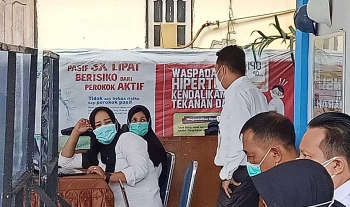 Tinjau Vaksinasi bagi Anggota TNI, Kabid Pencegahan Penyakit Menular Diskes Rohul Turun ke Puskesmas