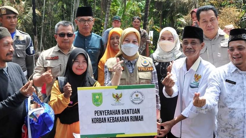 Bupati Indragiri Hulu Kunjungi Korban Kebakaran Rumah di Desa Bukit Selanjut Kelayang