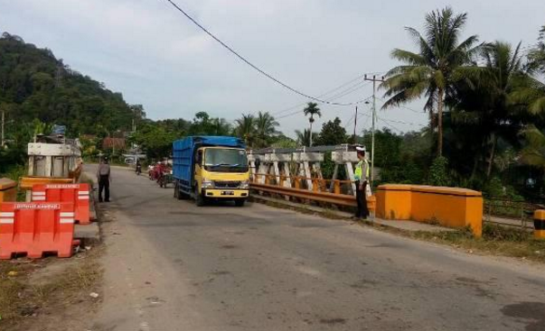 Selesai Diperbaiki, Arus Lalu Lintas di Jembatan Desa Merangin Kembali Normal