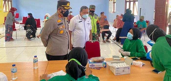 Kapolres Siak Tinjau Vaksinasi di Dayun