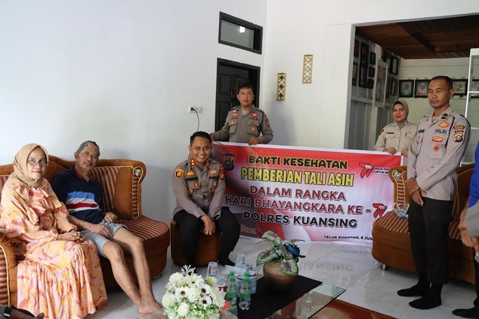Tali Kasih di Hari Bhayangkara Ke-77, Kapolres Kuansing Bezuk Personel Yang Sakit