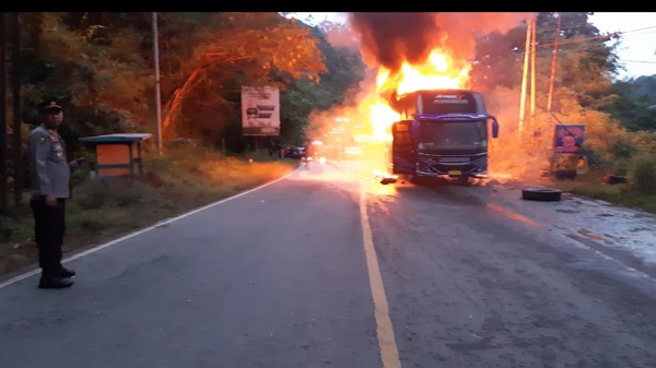Bus Pariwisata Membawa Rombongan Ibu-Ibu DPRD Kuansing  Terbakar di Jalan Lintas Sumatera Sawahlunto