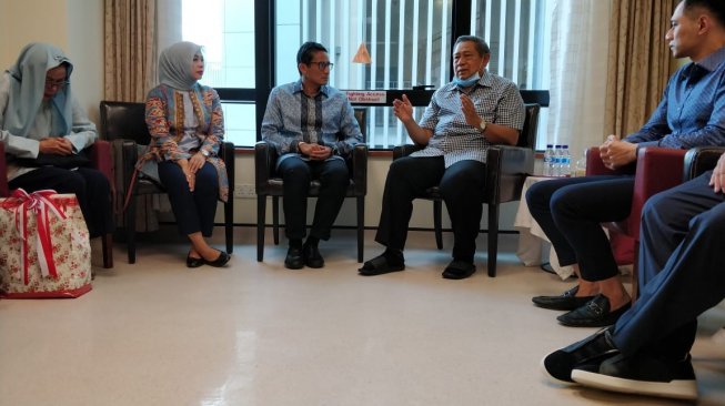 Sandiaga Jenguk Ani Yudhoyono di Singapura, SBY Minta Maaf