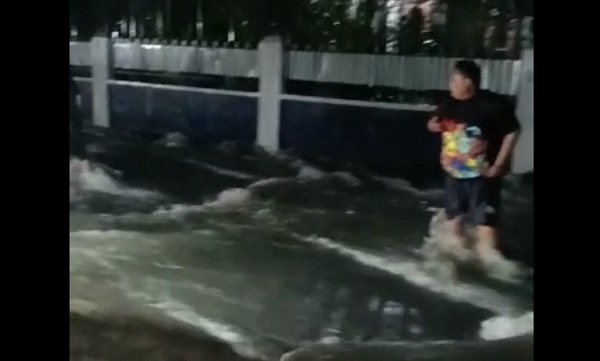 TOLOONG.. Hujan Lebat, Beberapa Kawasan di Pekanbaru Kebanjiran, di Jalan Hang Jebat Terparah...