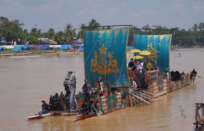 Siak Hadirkan Kapal Harimau Buas Meriahkan Pawai Perahu Hias MTQ Riau