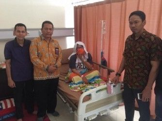 Pakai Dana Pribadi, Bawaslu Riau Santuni Pengawas Sakit dan Meninggal Saat Pemilu