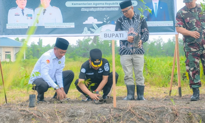 Hari Bumi, Kemenag Meranti  Lakukan Penanaman Pohon