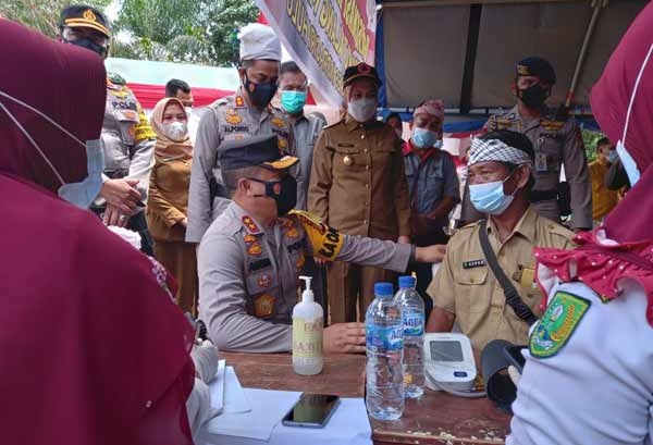 Kapolda Riau dan Bupati Inhu Tinjau Pelaksanaan Vaksinasi Warga Talang Mamak di Perigi Rakit Kulim