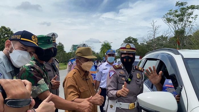 Operasi Keselamatan Lancang Kuning, Kapolda Riau Bagikan Helm Kepada Pengendara