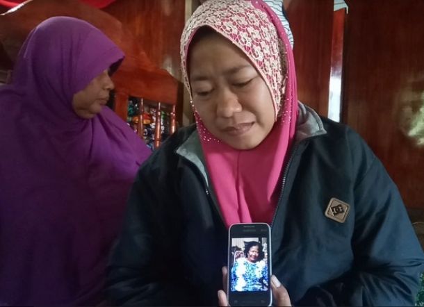 Alahmak! Gara-gara Kunci Ambulans Dibawa Sopir, Keluarga Terpaksa Tandu Jasad Daeng Kanang Sejauh 5 Km