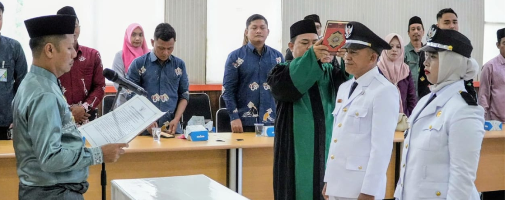 Lantik Pj.Kades Geringging Baru dan Bukit Raya, Wabup Kuansing: Emban Amanah Dengan Penuh Tanggung Jawab