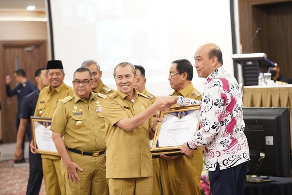 Terdepan Atasi Stunting, RAPP Terima Penghargaan dari Gubernur Riau