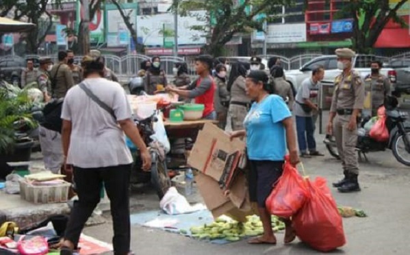 Satpol PP Tertibkan PKL dan Banner di Tiga Ruas Jalan