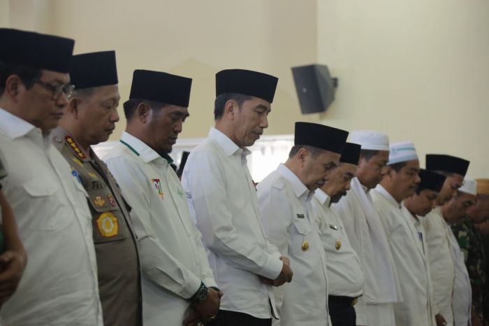 Presiden Jokowi Shalat Istisqa di Masjid Amrullah Pekanbaru