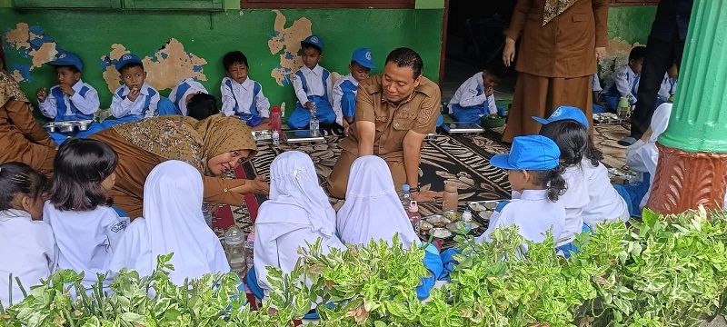 Wawako Luncurkan MBG Perdana YKCS di TKN  6 Binawidya