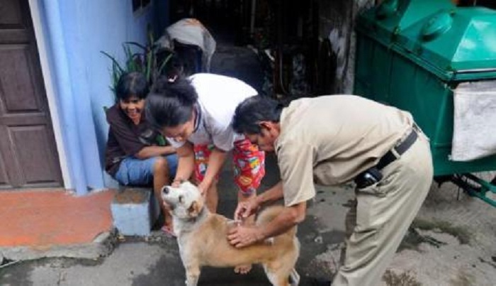 Pemkab Rohil Lakukan Vaksinasi Rabies ke Rumah Warga