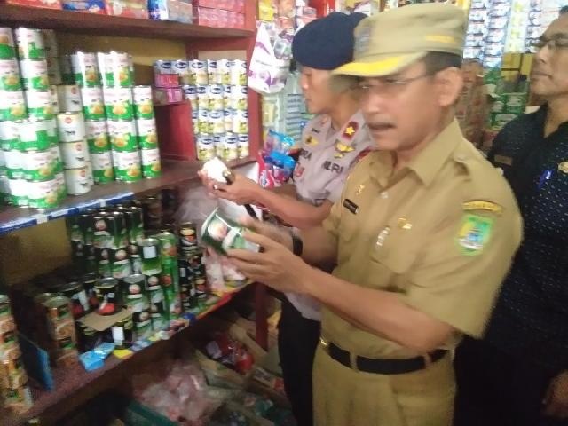 Jelang Natal dan Tahun Baru, Kapolres Bersama Sekda Rohil Sidak Bahan Sembako di Ujung Tanjung