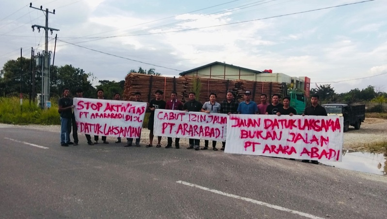 Tolak Dilalui Truk Arara Abadi, Pemuda Sorek Satu  Blokir Jalan Datuk Laksamana